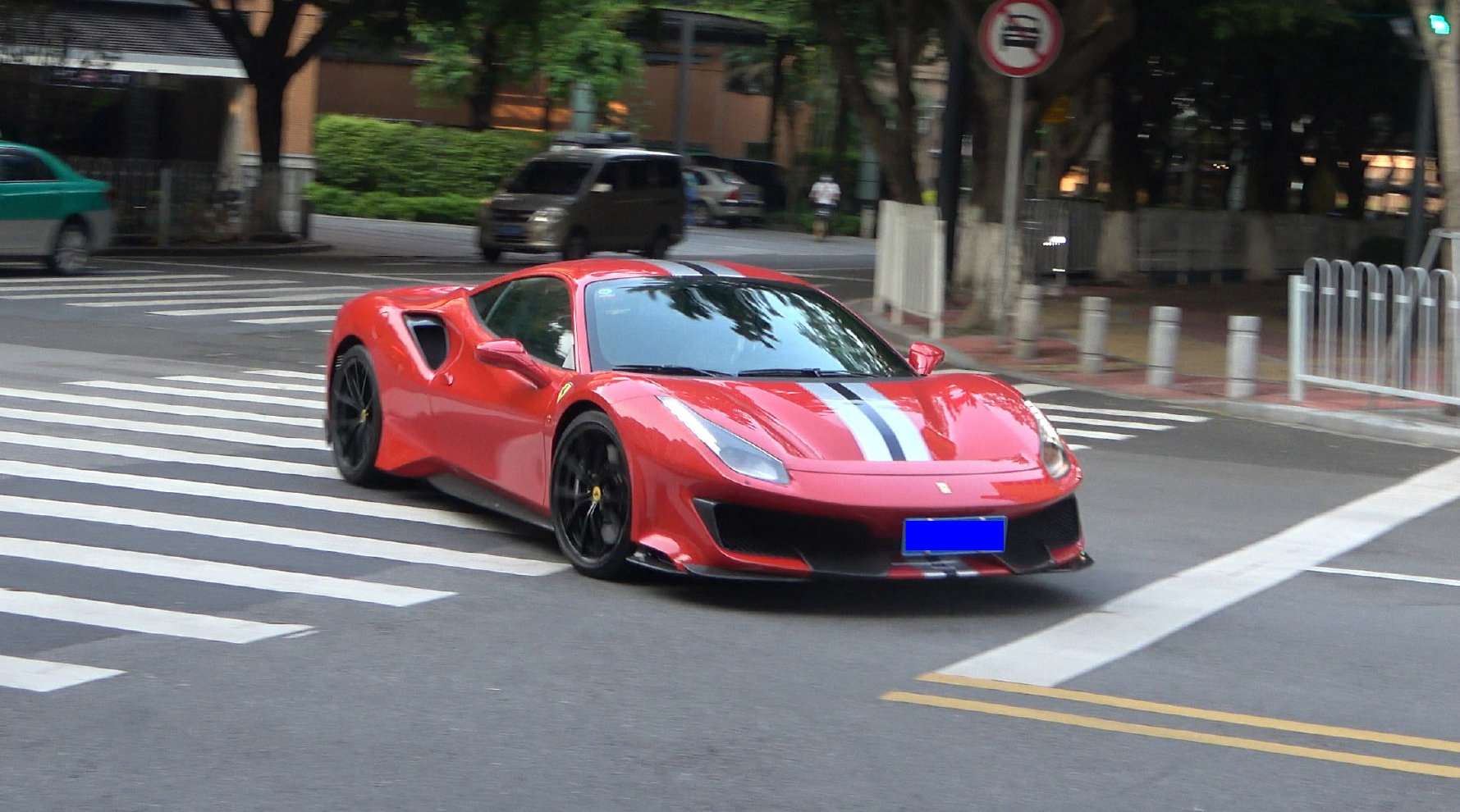 广东街头有辆300多万的法拉利,车尾三个字惹众怒,网友:真嚣张