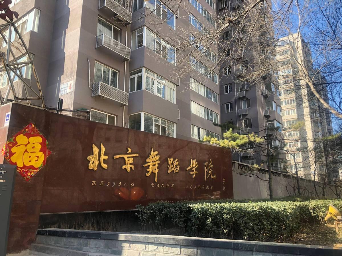 九岁那年郭冷跟着母亲外出参加舞蹈表演的宴会,在台下的他看着台上