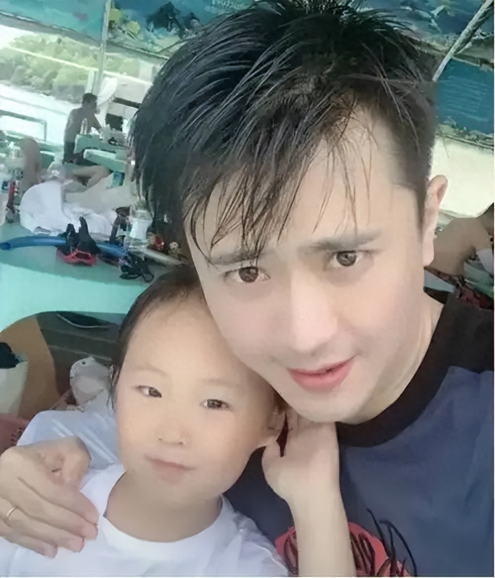 主持人杨帆娶平凡妻子李松奇生下两个女儿日子过得有滋有味