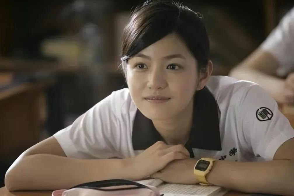 《那些年我们一起追过的女孩》风靡内地,一夜之间,陈妍希饰演的"沈佳