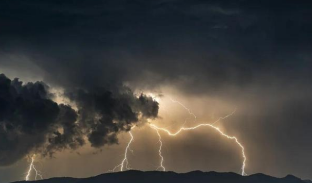 宇航員實拍超強颱風:風眼如黑洞,雲層急湧,三臺共舞直撲太平洋