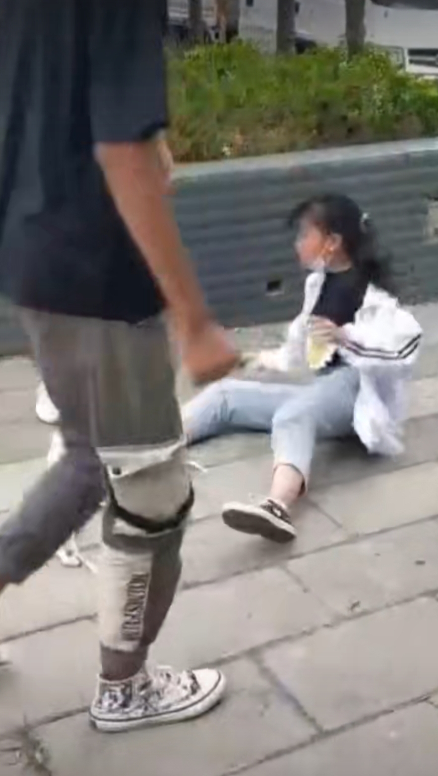 云南一女生被多名男生围殴,警方通报来了!