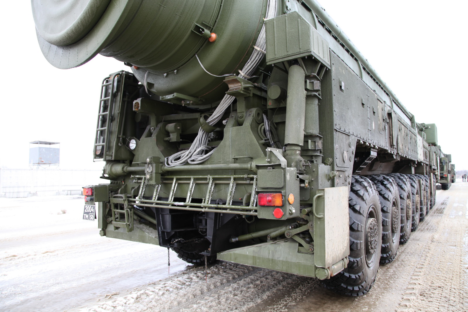 白杨m发射车油耗极高?国外小哥亲自体验,百公里需要200升柴油