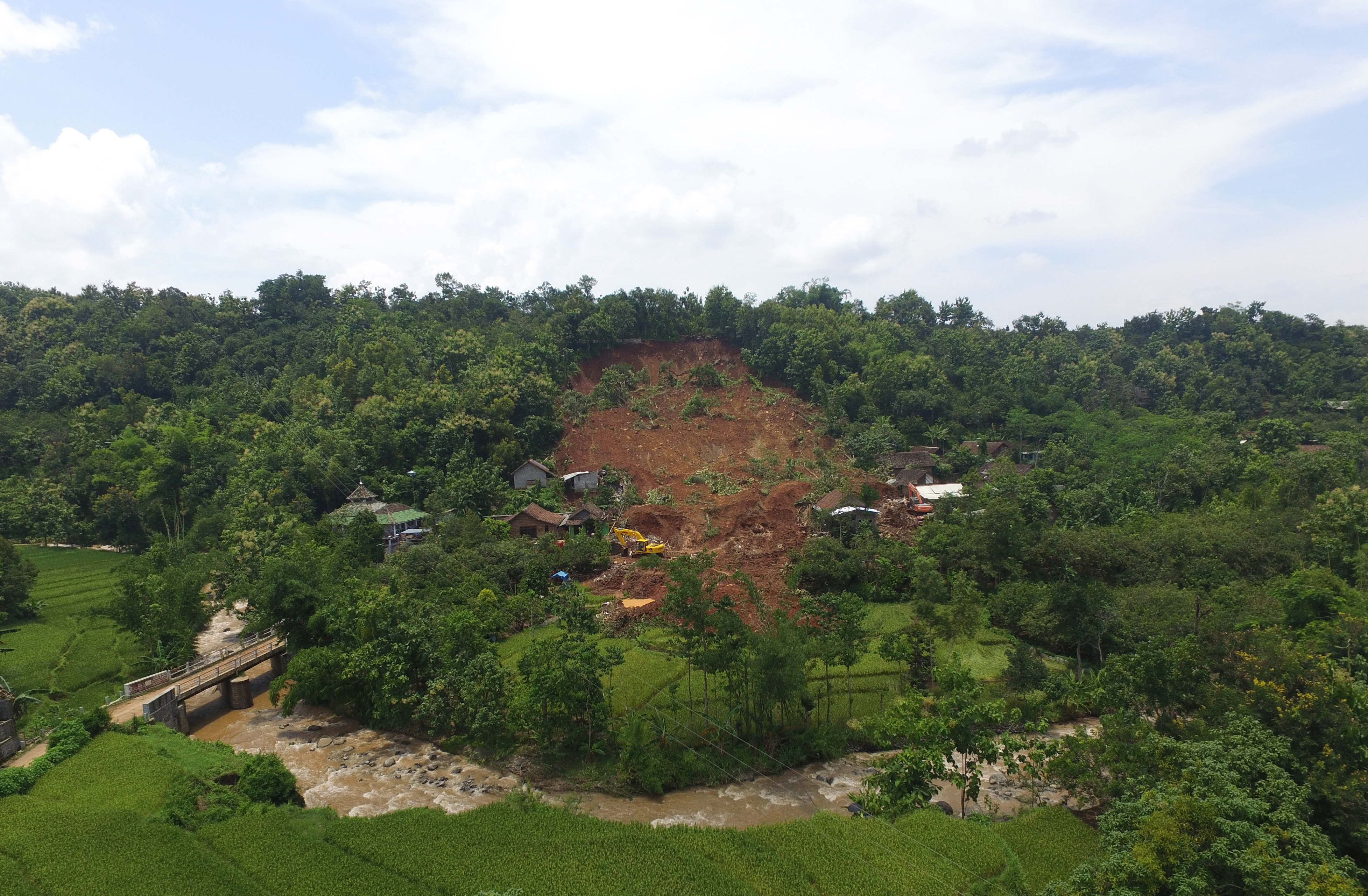 印度尼西亚东爪哇省发生山体滑坡