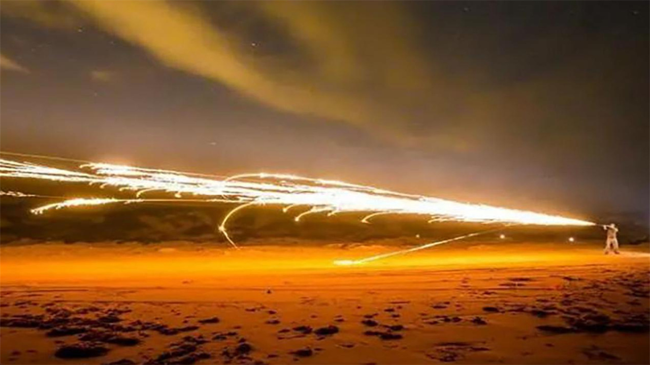 亚速钢厂突然下起"火雨",降落之处火光遍地,乌方称俄军用磷弹