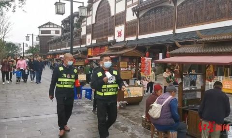 下河帮游客捞手机走红,乐山"潜泳书记"回应