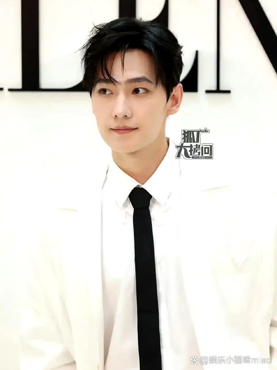 杨洋面相真的变了,这眼神怎么有了点小心试探的感觉「思考」-度小视