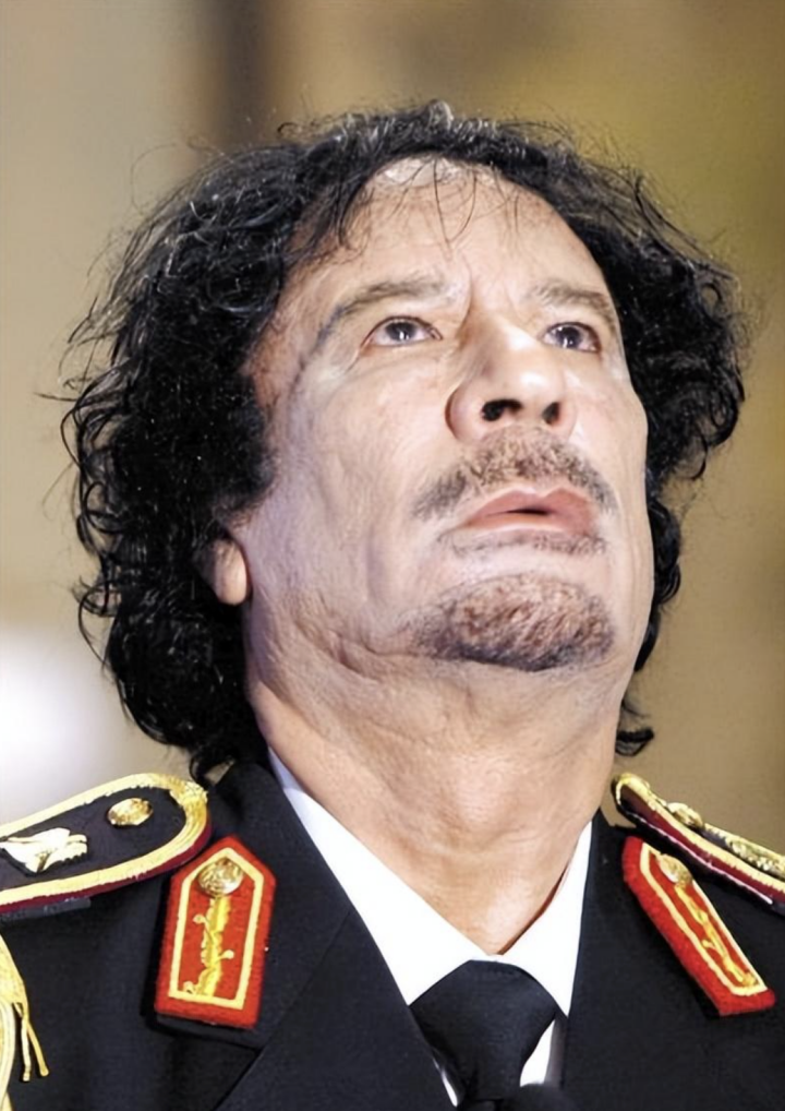 他不顾国内百姓身处水深火热之中,怨声载道,任由美国在利比亚境内建立