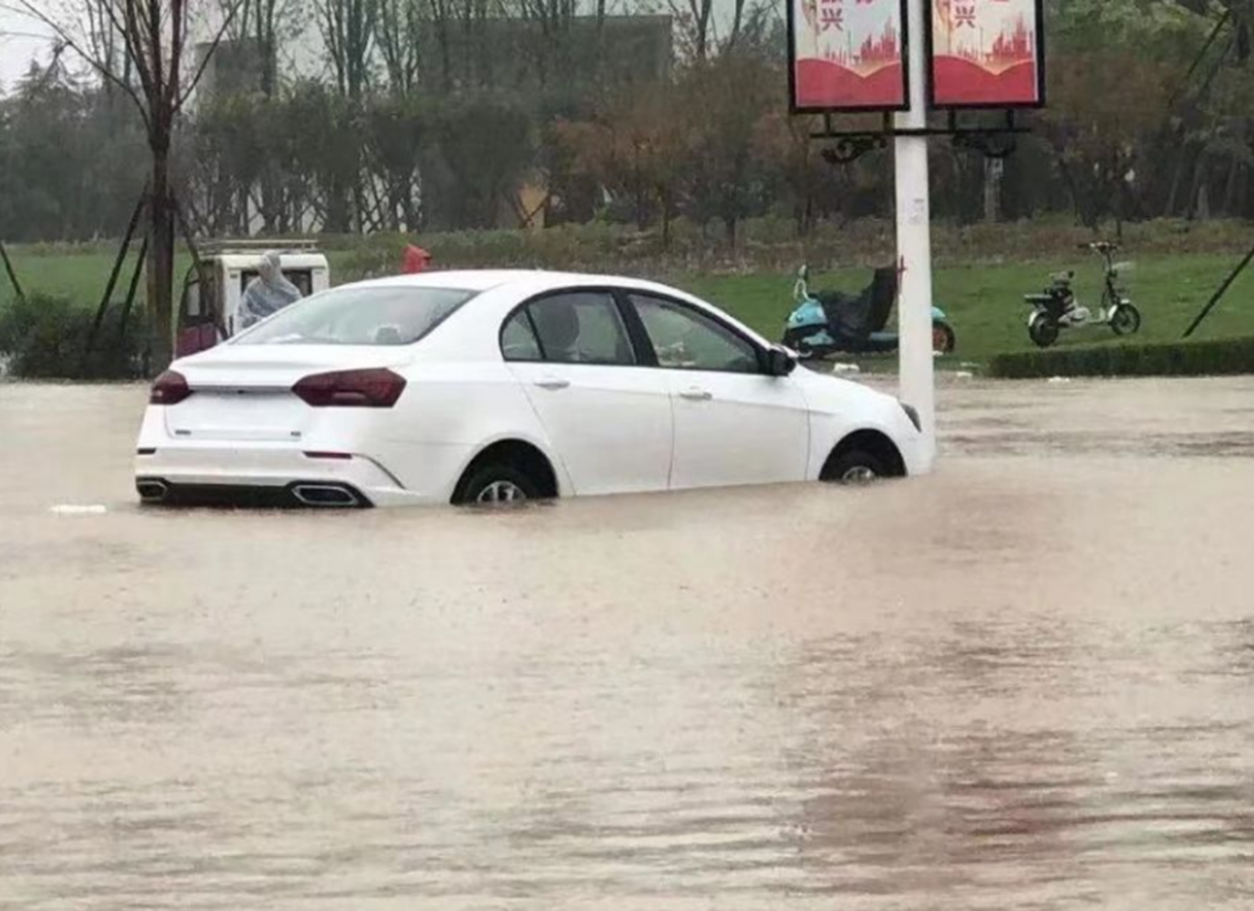 河南暴雨過後,上萬臺私家車被水淹沒,這些泡水車都去哪了?