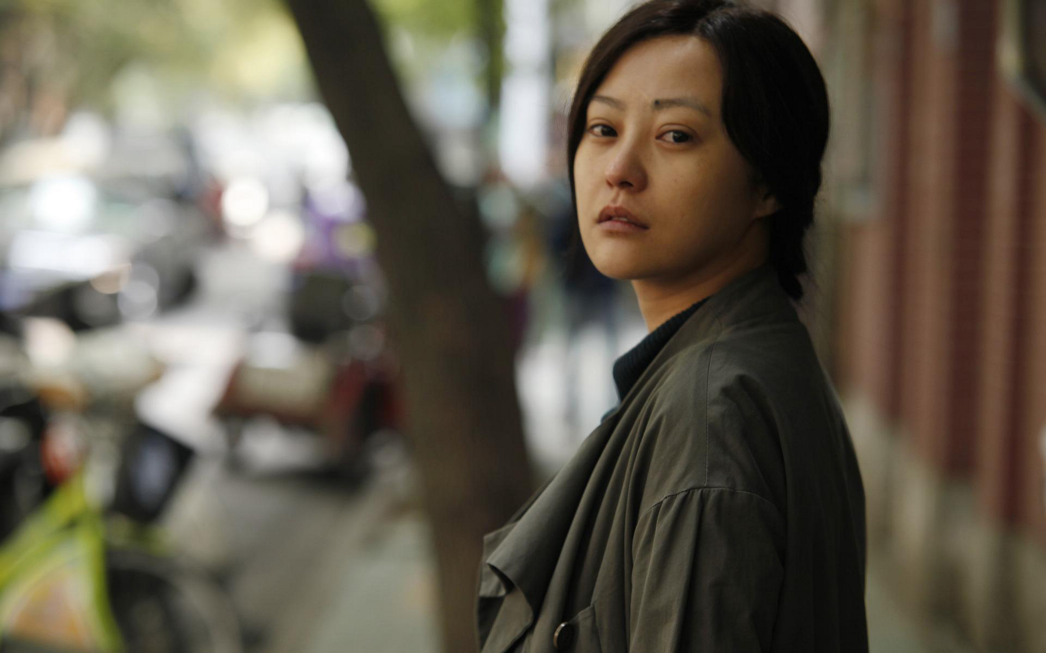 郝蕾在综艺节目《来者何人》中直言不讳地批评演员的表演,强调演员