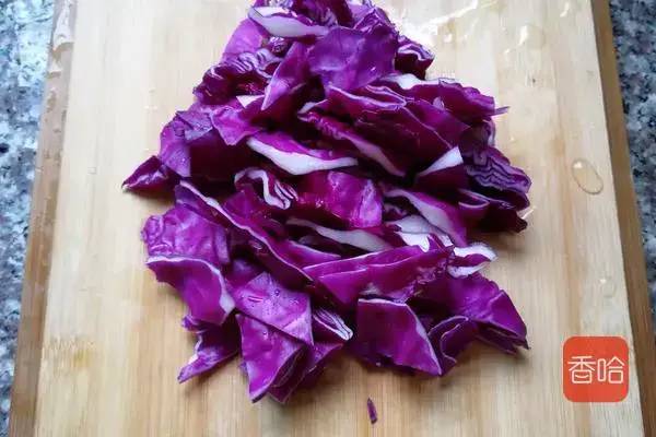 葱头,姜蒜洗净切好;5.烧开水下荷兰豆掉水断青捞起;6.用冷水冲洗;7.