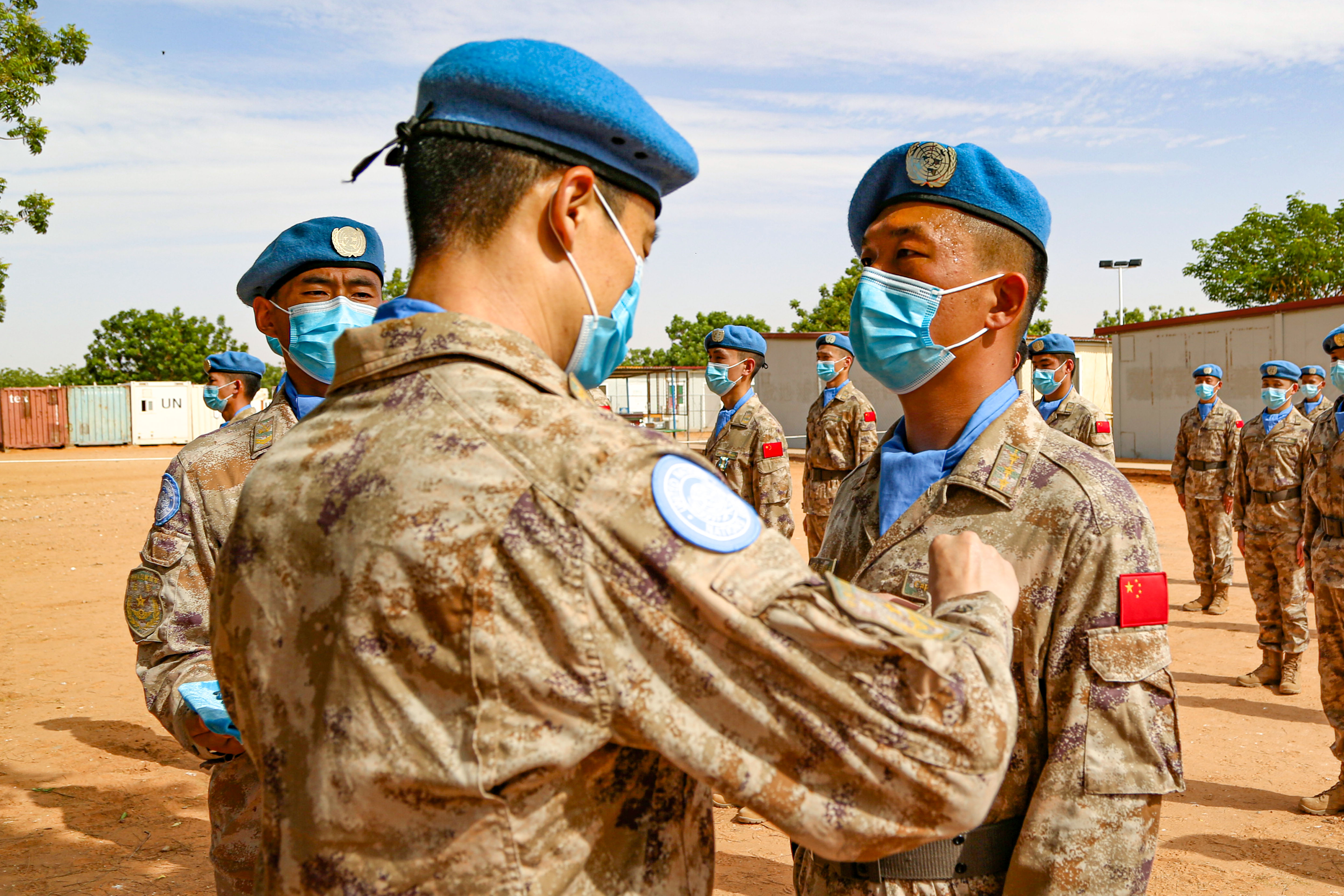 中国第16批赴苏丹达尔富尔维和工兵分队官兵荣获联合国"和平荣誉勋章"