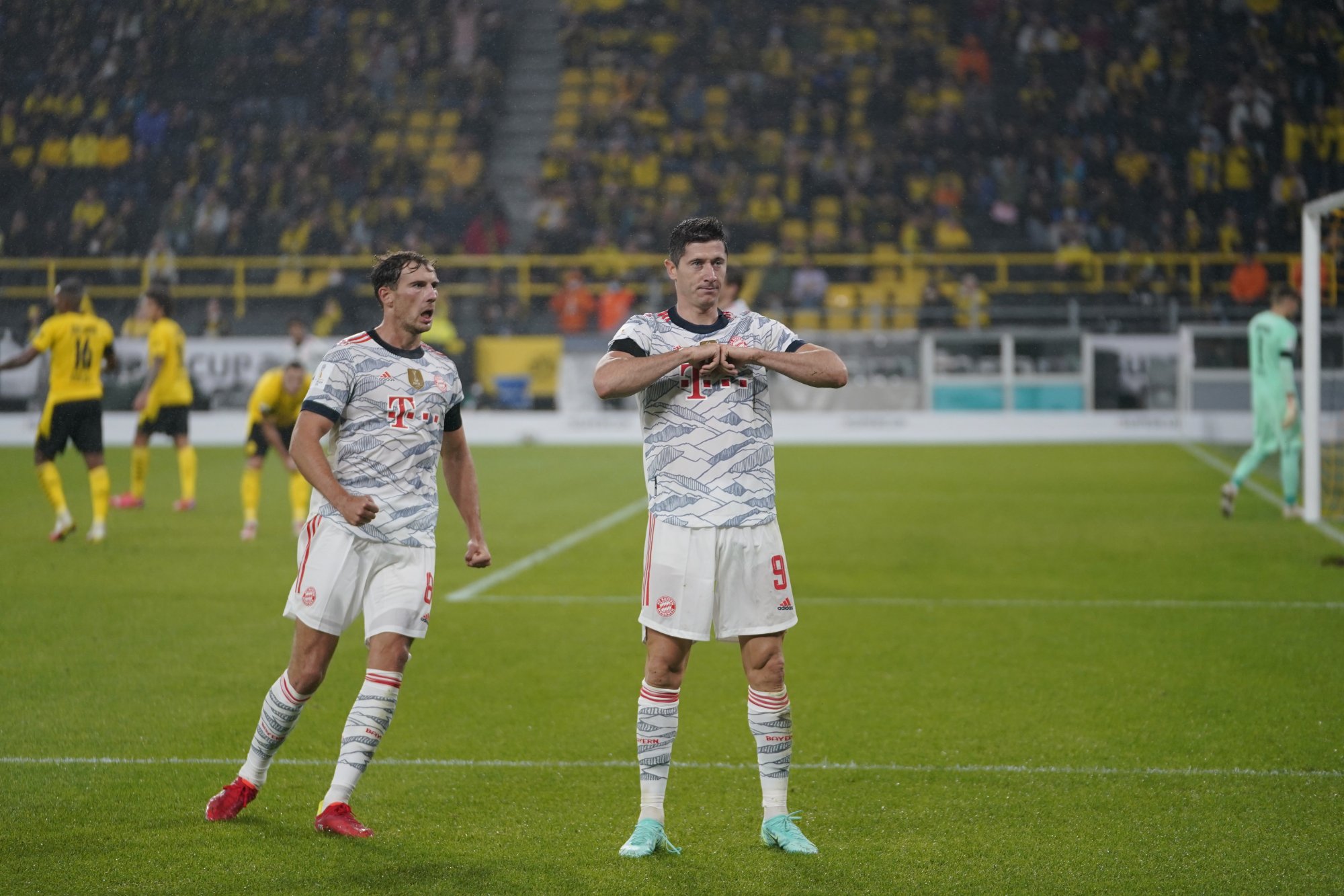 3-1,拜仁卫冕超级杯冠军!32岁莱万双响,罗伊斯世界波难救主