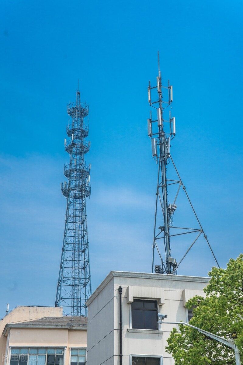 每一座城市都有很多信号塔,也叫基站.