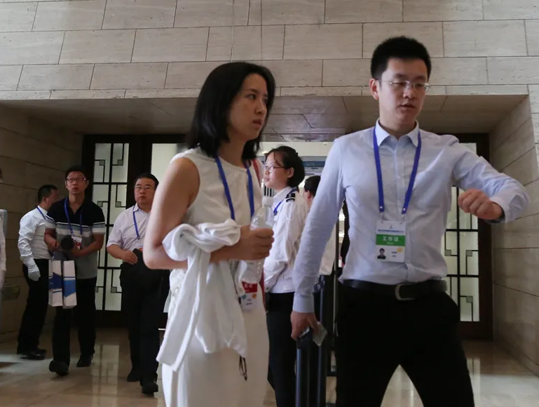 ofo小黄车的创始人是1991年出生的戴威,他的家乡在安徽宣城,后来父亲