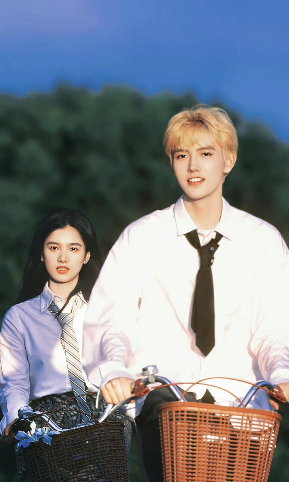 陈飞宇回北电拍毕业照,穿学士服阳光帅气,吴磊论文答辩照也曝光