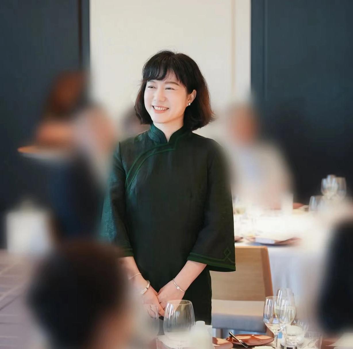 杨振宁妻子翁帆罕见出席活动,穿旗袍尽显知性美,47岁越来越漂亮