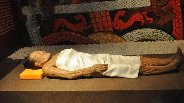 "尸身不腐震撼一时",是执念不散还是另有原因,隐藏哪些秘密