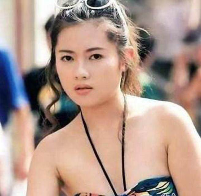 蜜桃女孩李丽珍,脱去衣服,换上泳装,成熟的诱惑