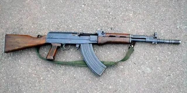 死刑犯执行枪决时用的什么枪?被枪毙时,还要自己花钱买子弹吗?