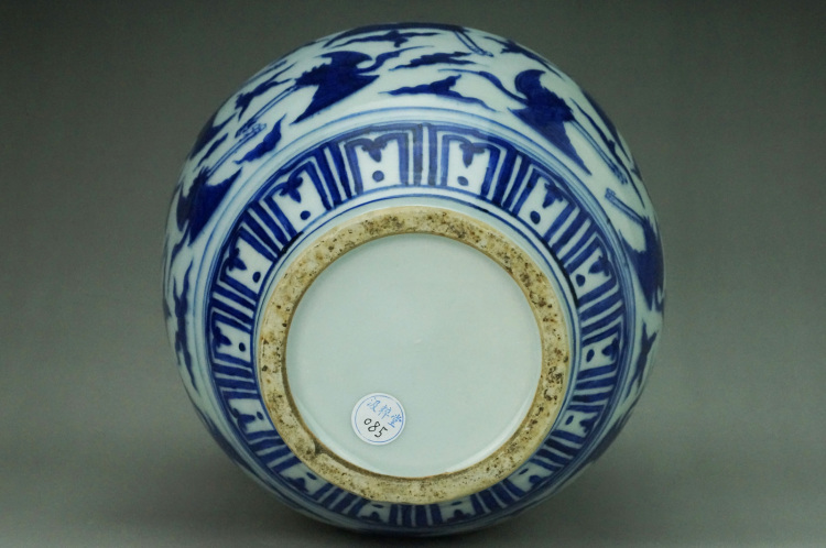 嘉靖青花仙鹤瓶,使用典型回青绘纹饰,青花发色浓艳,泛紫色,时代感特征