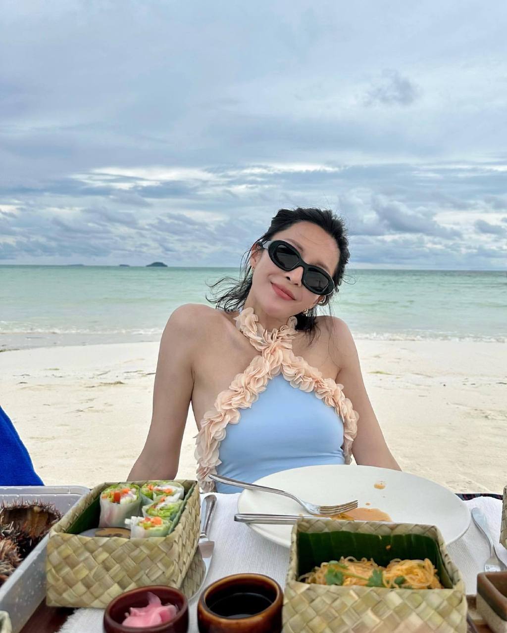 tvb女星张曦雯身穿蓝色泳衣海滩游玩,蓝天碧海下生吃海胆