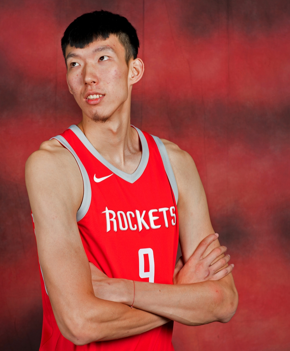 周琦的腹肌,姚明的腹肌,易建联的腹肌,对比之下一目了然