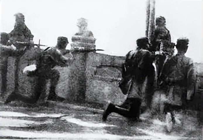 1949年,解放军师长到北京饭店,眼睛一瞟柜台:这有个特务