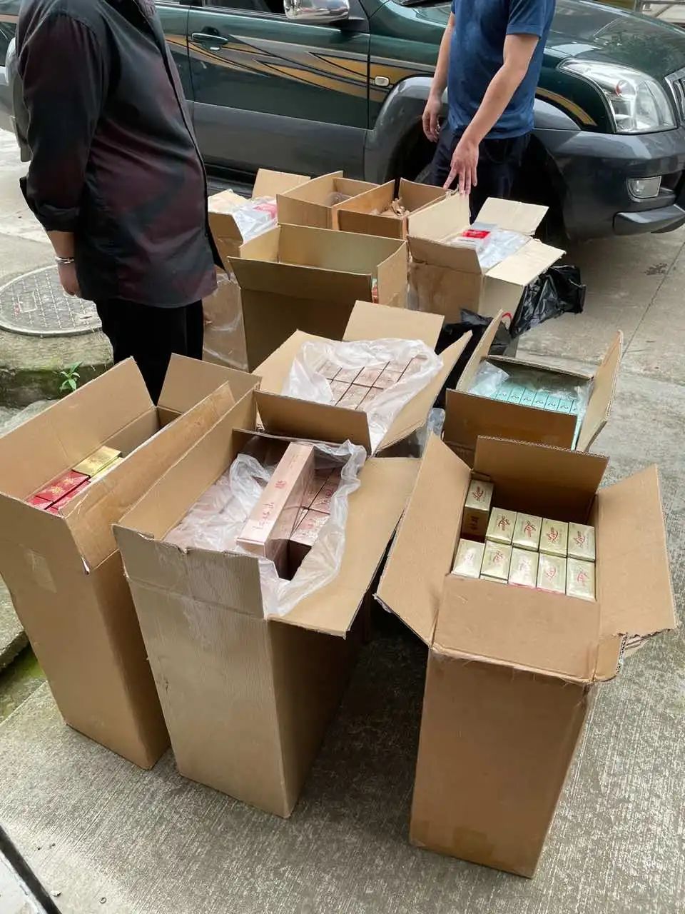 迅速对其进行梳理研判,发现邵某平时会开车往来几家销售假烟的超市