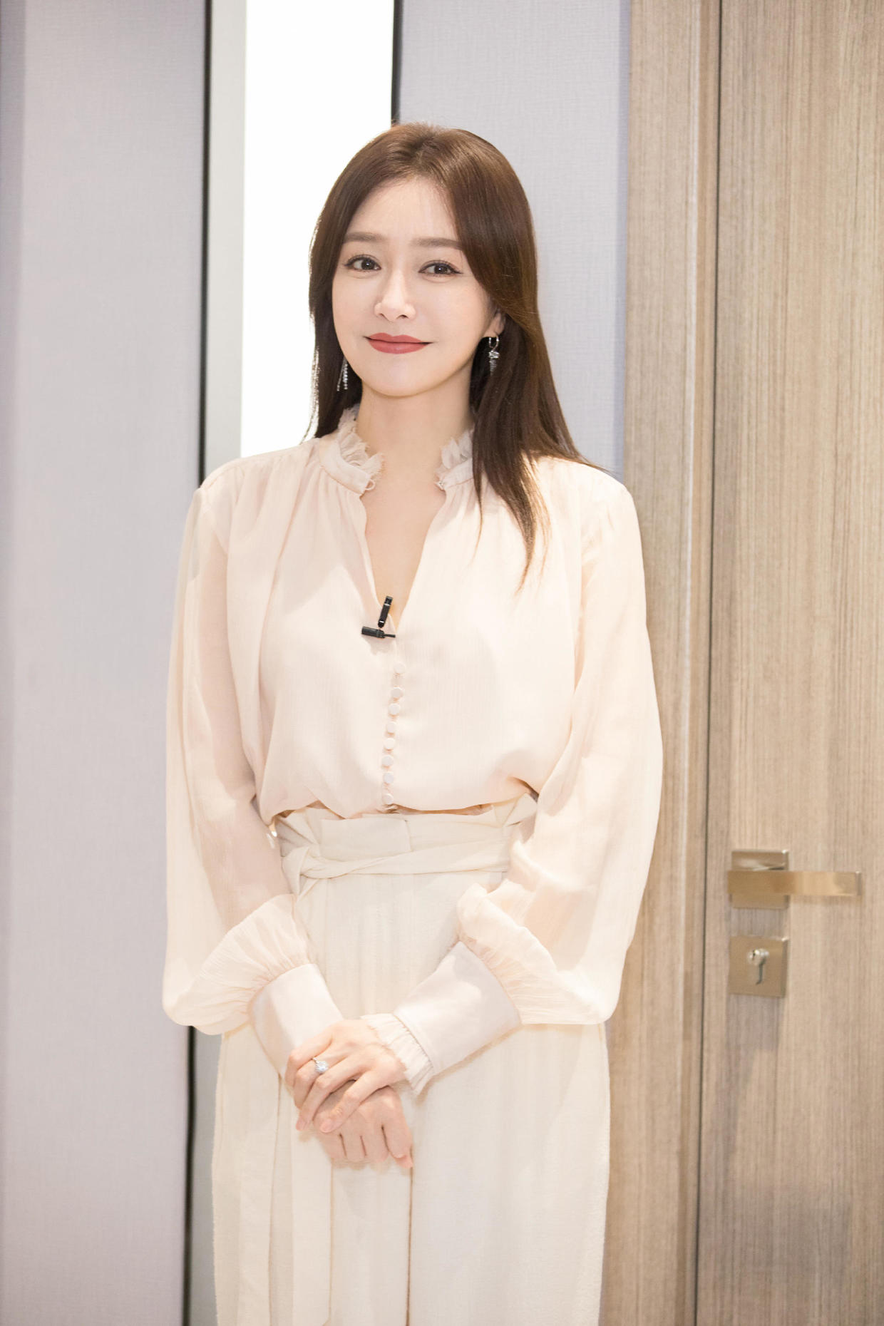 跟着温柔女神秦岚学穿搭,衬衫配高腰裤简约利落又高级,优雅时髦