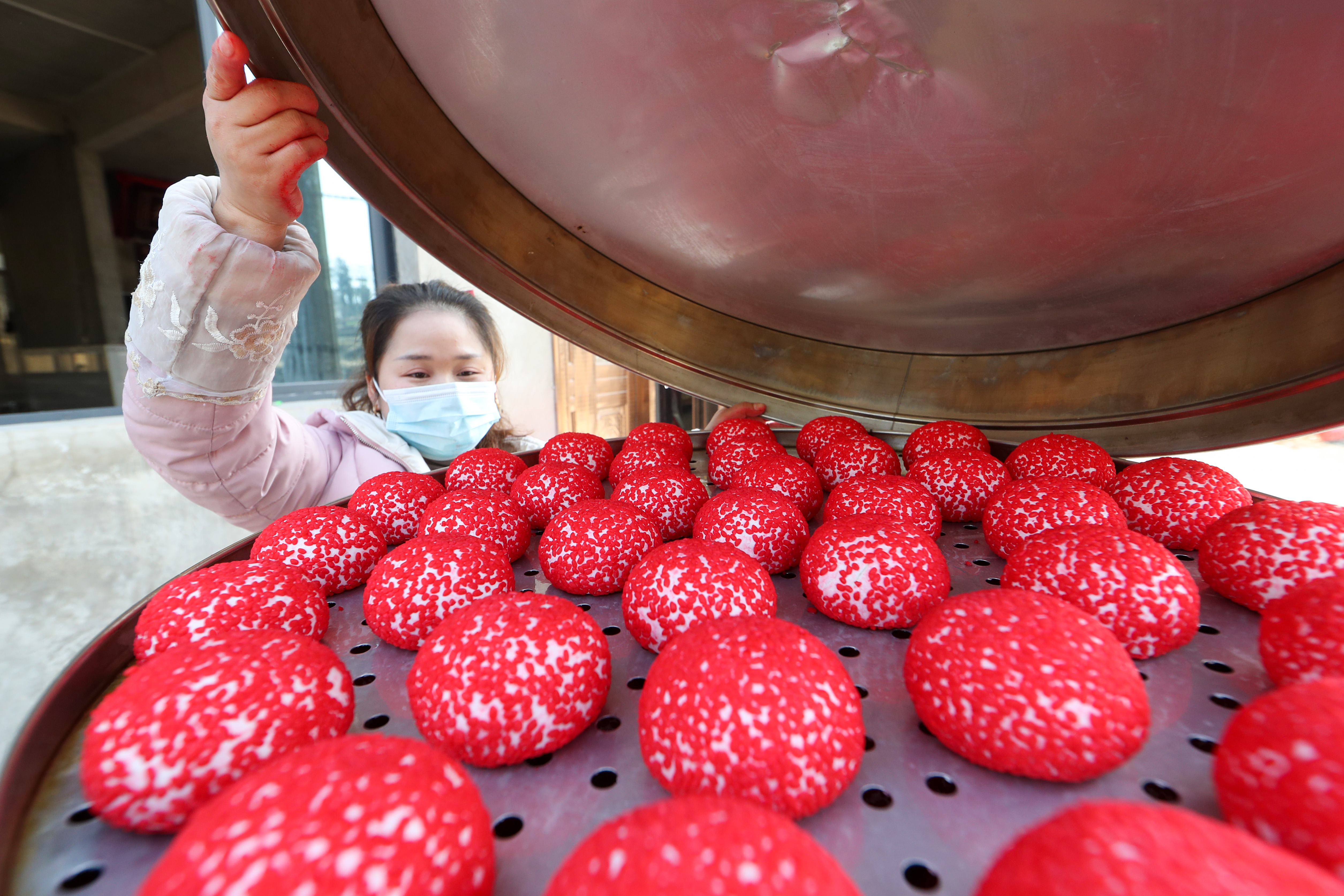 贵州玉屏:红粑飘香 年味渐浓