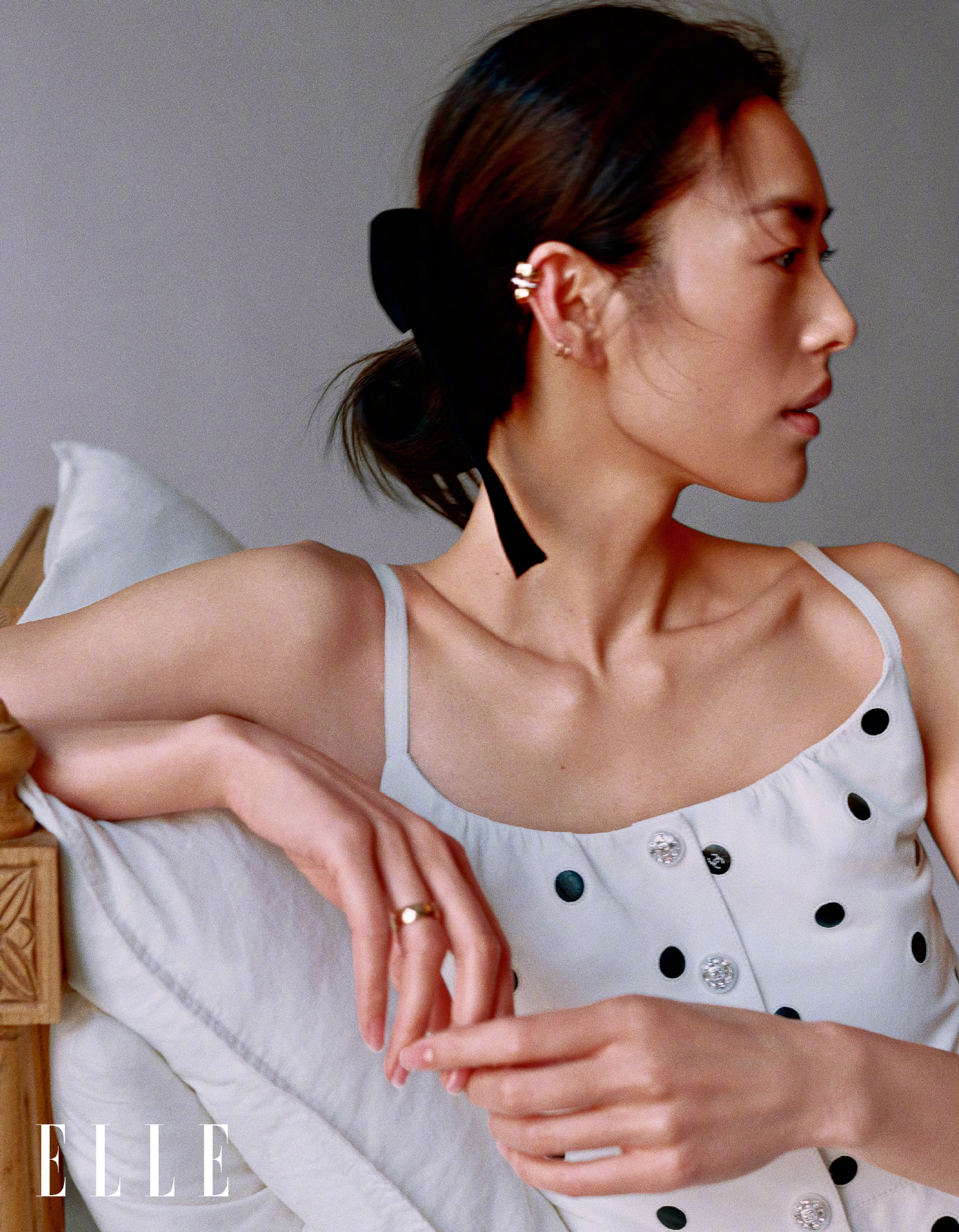 刘雯elle四月刊封面,穿黑色bra身材消瘦,抹胸连衣裙性感迷人