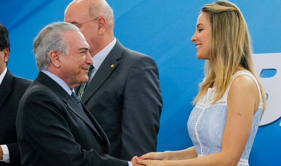 巴西最美总统夫人:选美亚军嫁大43岁丈夫,雇50多个佣人晒大钻戒