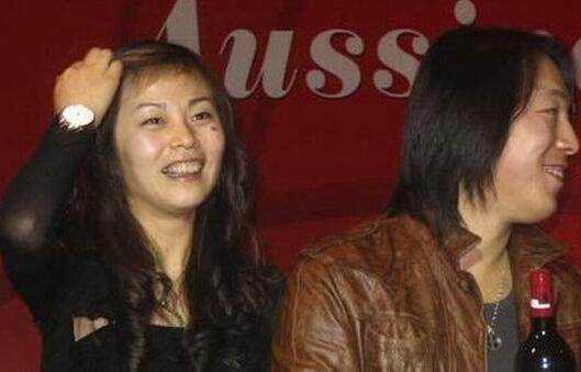 黄渤被拍带陌生女子出游,高情商回应,主动晒出与绯闻女友合照