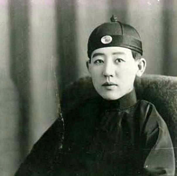 1948年川岛芳子被枪决,死后手中紧握一张小纸条,上面写着什么?