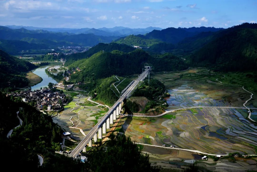 乡游黔中 台江县 长滩村 青山脚下有人家,载歌载舞把节过