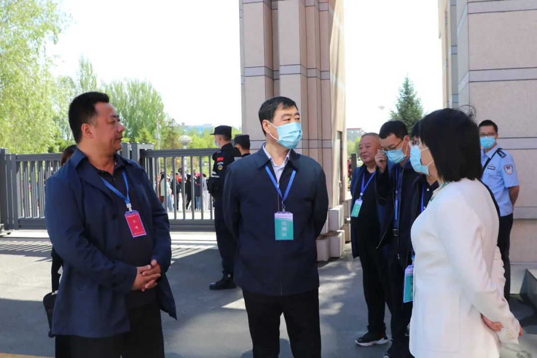 市委书记吕国华检查高考工作