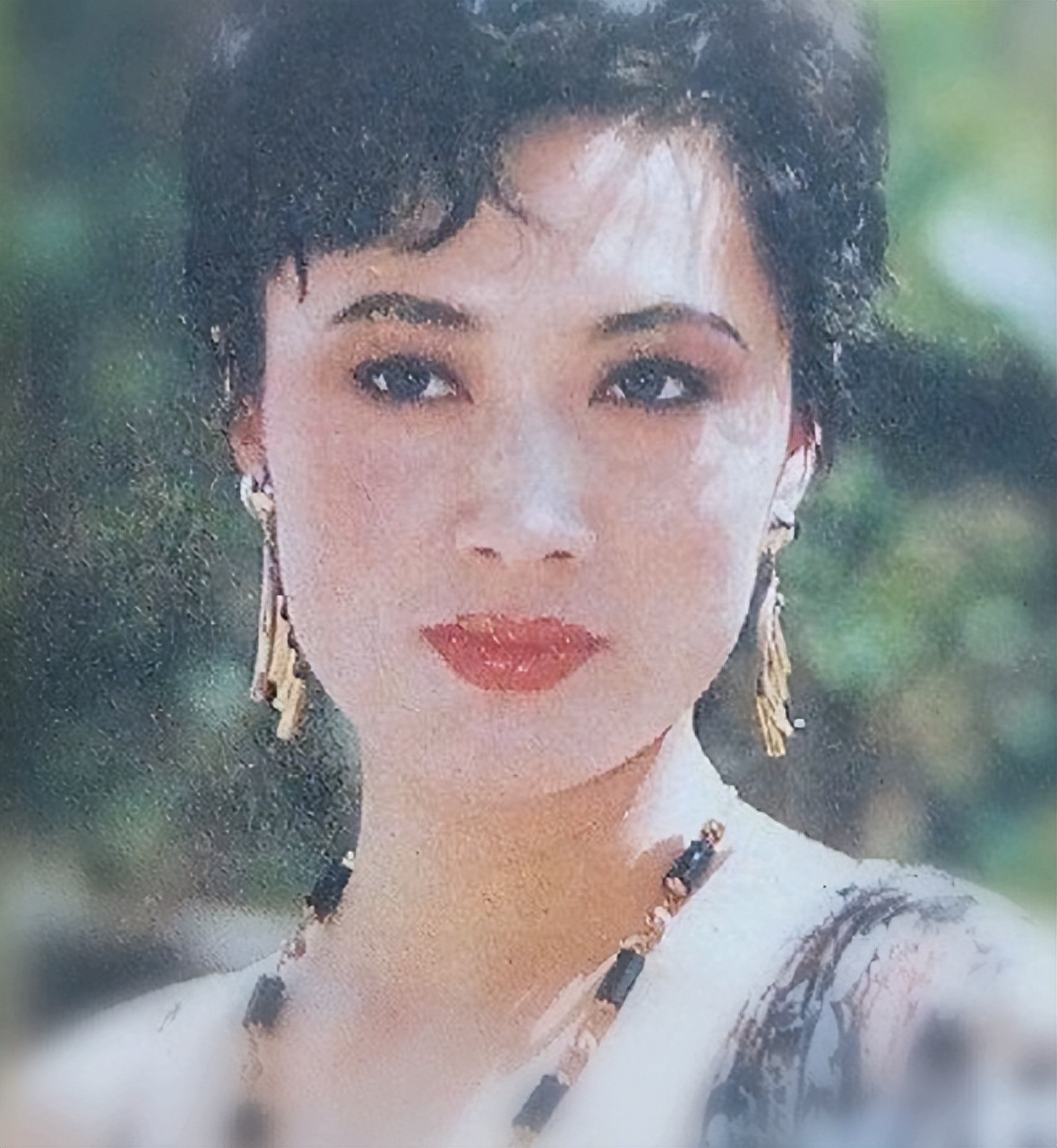 回顾演员丁嘉丽:两段婚姻伤人伤己,对不起一双儿女,今潜心向佛