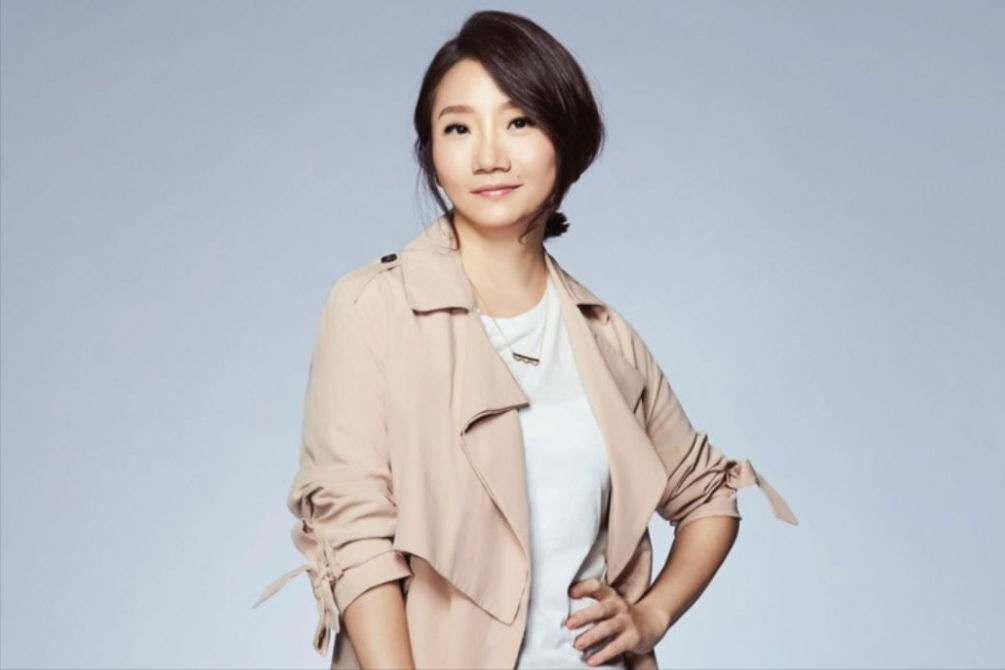 曝费翔与陶晶莹躺床上大尺度照片,画面太暧昧引发争议