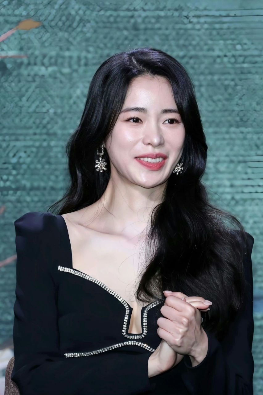 林智妍出席活动现场,太亮眼啦