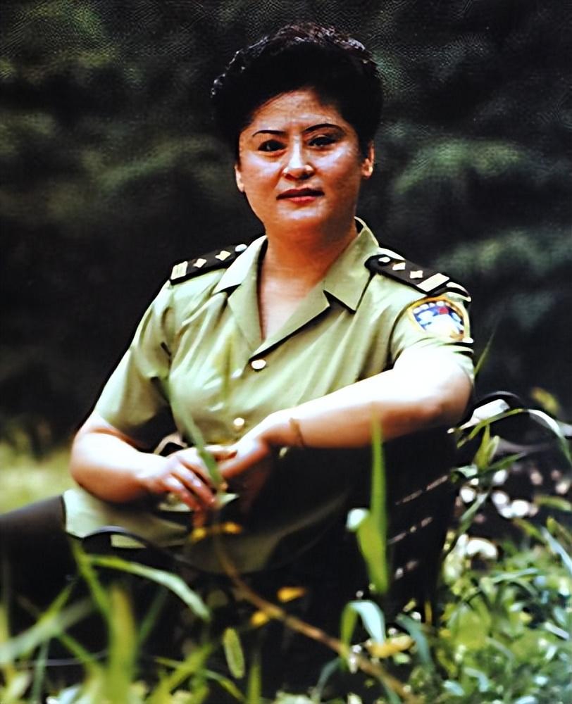 回顾"孤胆女警"王玉荣:迎着绑满炸药的歹徒连开3枪,救下28名儿童