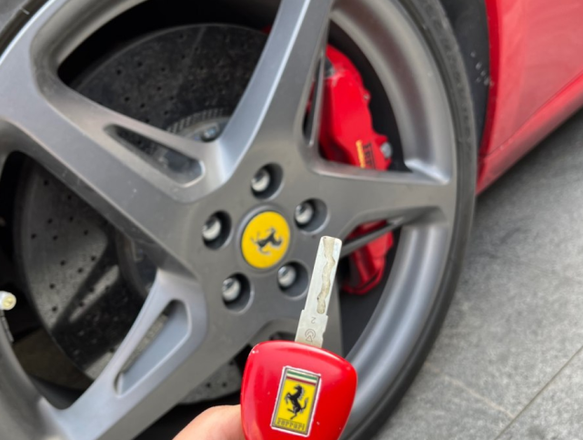 小伙开父亲的06款法拉利599参加聚会,拿出钥匙时大伙不禁捧腹