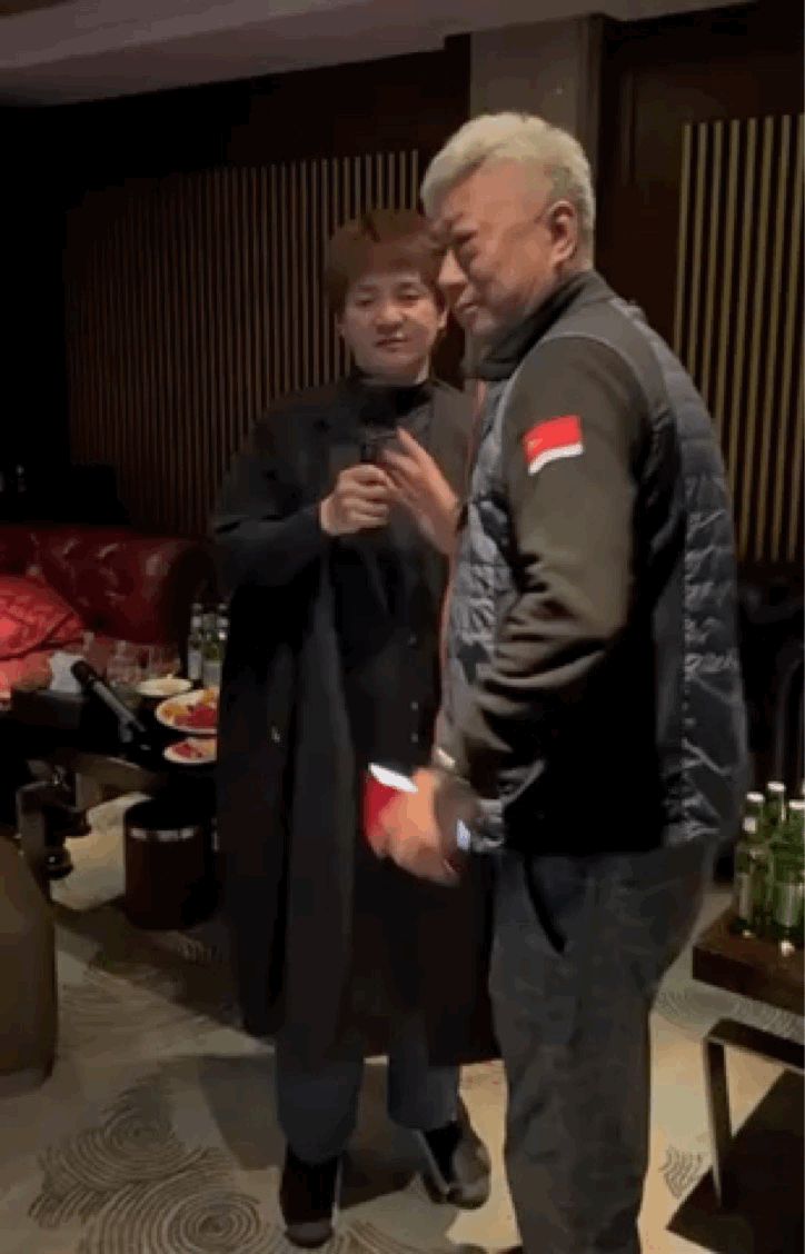 柯以敏现身ktv,被二婚老公抢麦乖乖就范,男方头发花白似老头