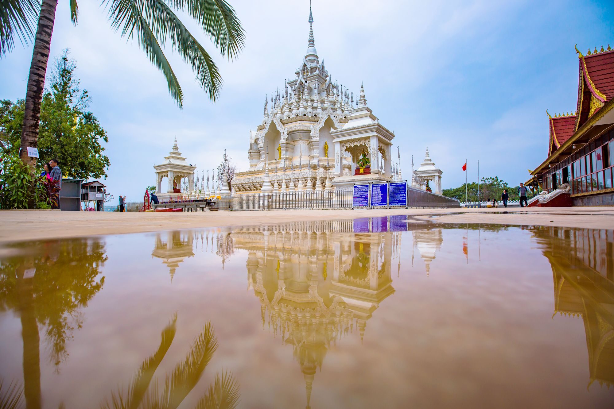 西双版纳有一座般若寺,造型独特,颜色洁白,成为了网红打卡地