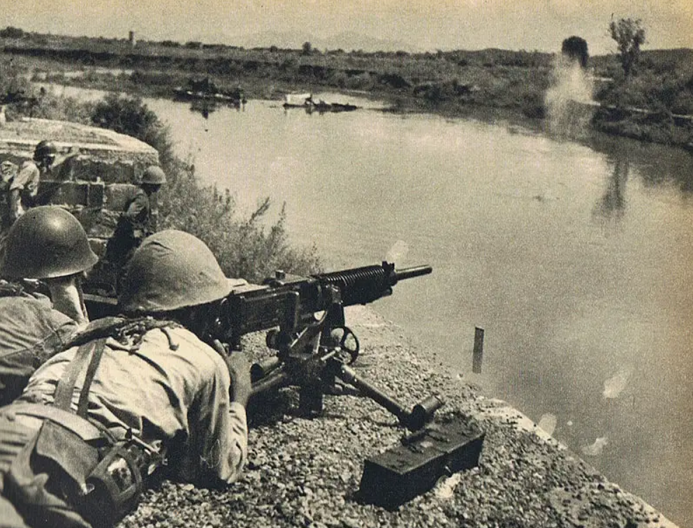 师长下令让部下扔手榴弹炸桥,士兵大喊:水里也有敌人