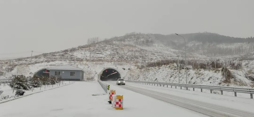 战雪情,保通畅,泰安高速交警在行动