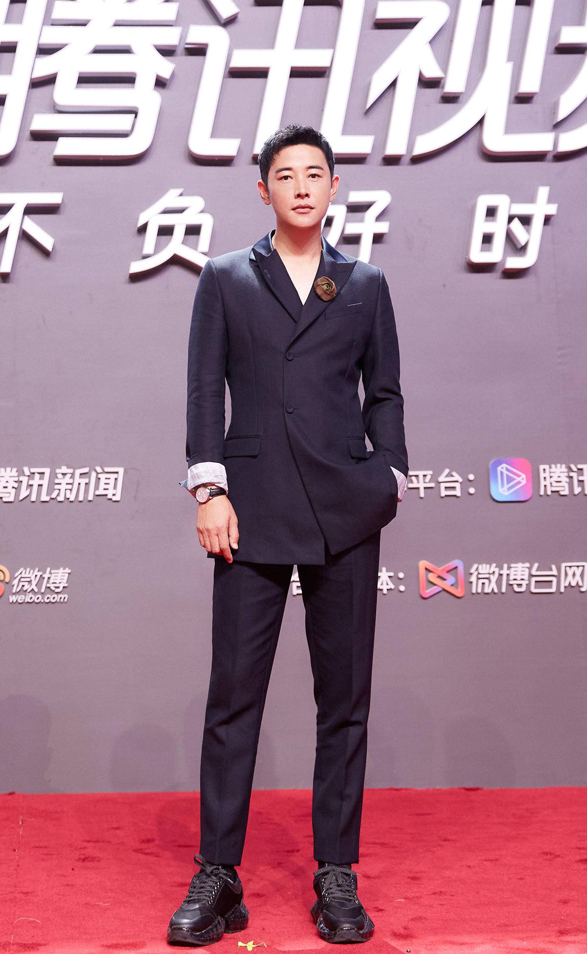 罗晋留短发清爽有型,衬衫配围裙接地气,与父亲首次同台默契十足