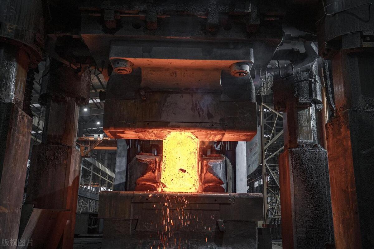 「yz14 自由锻造液压机」钛合金锻造的锻锤和液压机有哪些特点?