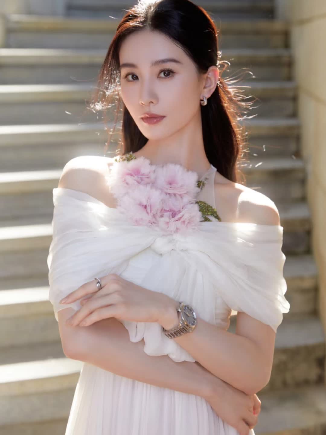 刘诗诗全新商务大片出炉,还是延续熟悉的高雅女神风格,白色礼服加了不