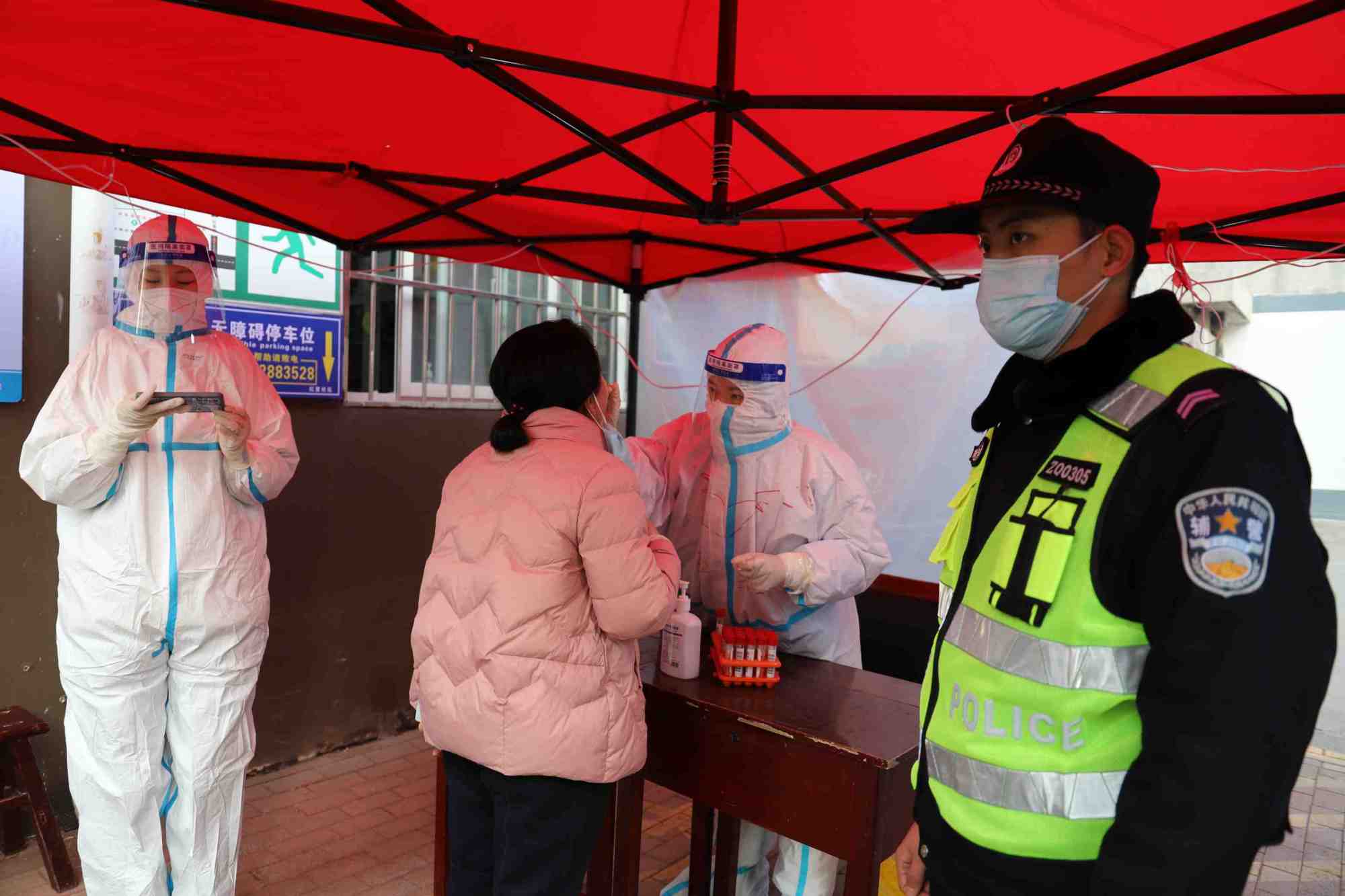 无论何时,张鑫切实履行了一名警察的社会责任,为辖区的社会稳定和百姓